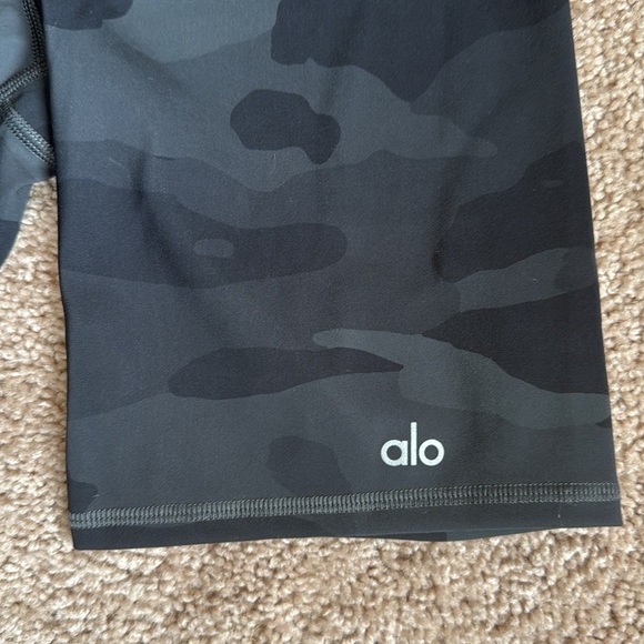 Alo 7" High-Waist Vapor Short, Black Camouflage - Picture 8 of 11